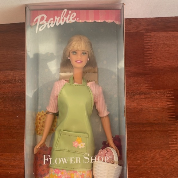 1999 Flower Shop Barbie with Watering Can & Flowers and Basket NIB - Picture 2 of 7